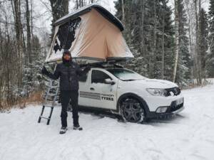 Tente de toit Hussarde Quatrö NaïtUp dans la neige