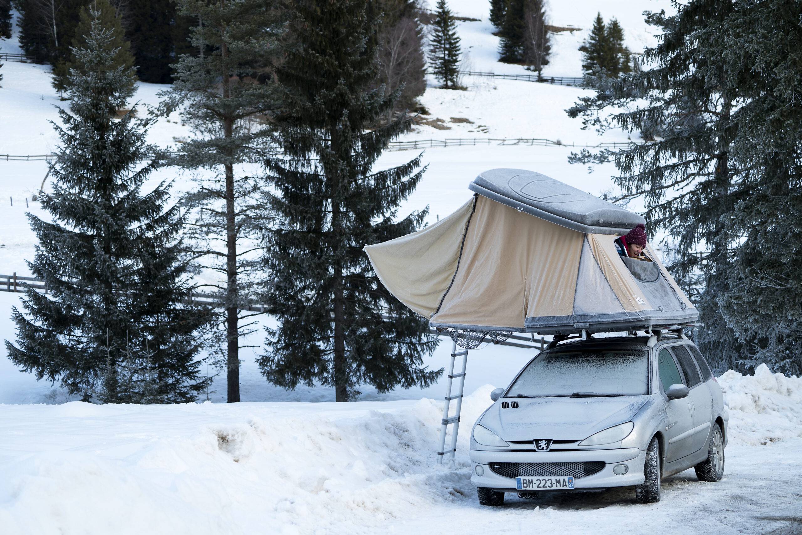 Un jeune couple belge propose des tentes de toit qui s'installent