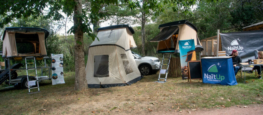 Les exposants se restaurent au festival de la tente de toit