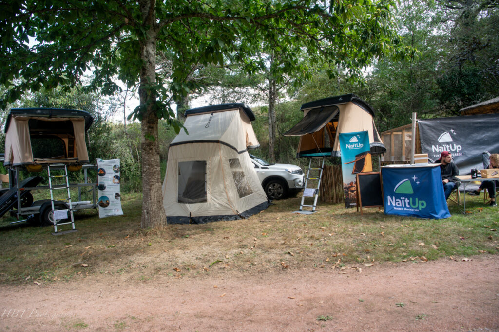 Les exposants se restaurent au festival de la tente de toit