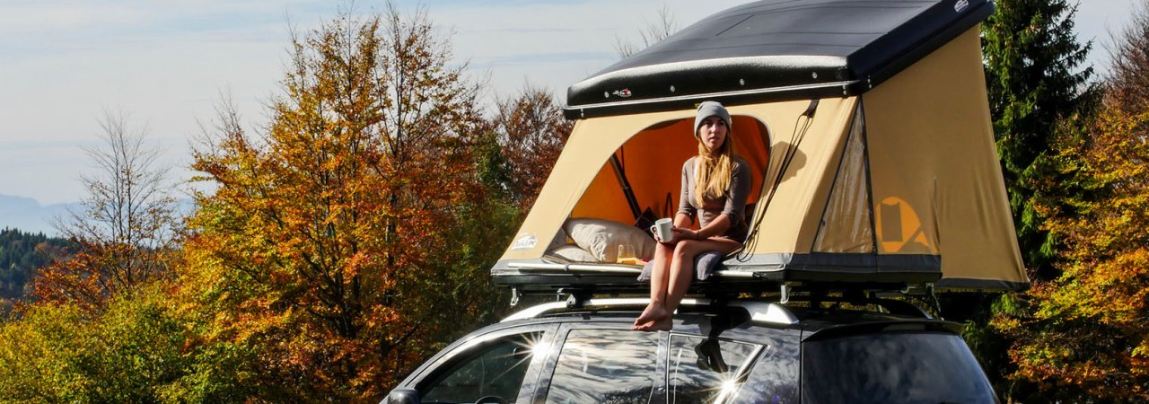femme dans une tente de toit Hussarde Quatrö