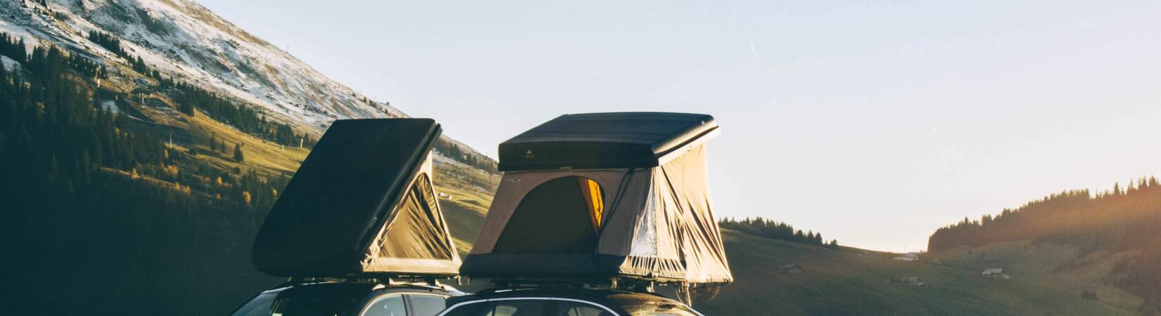 panoramique avec tentes de toit ouvertes
