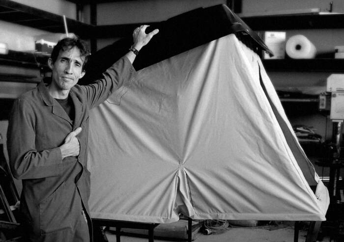 Patrice Brochier devant un prototype de tente de toit
