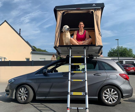 Rachel et son chien dans la tente TriUp