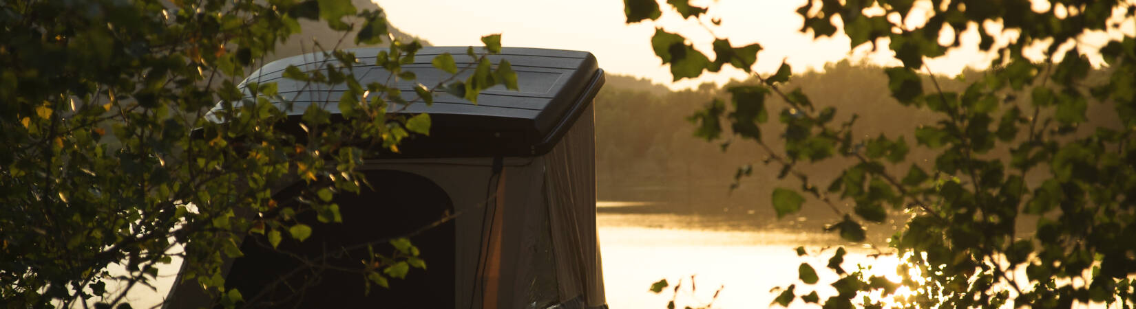 En tente au bord de l'eau