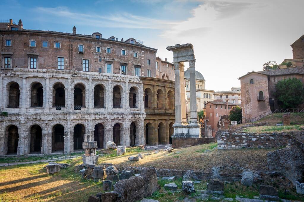 Levé de soleil sur Rome et ses vestiges