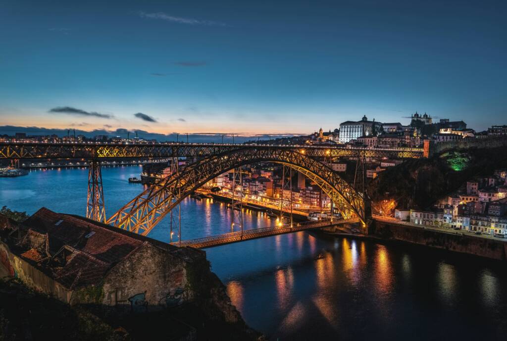 Photo de nuit de Porto au Portugal