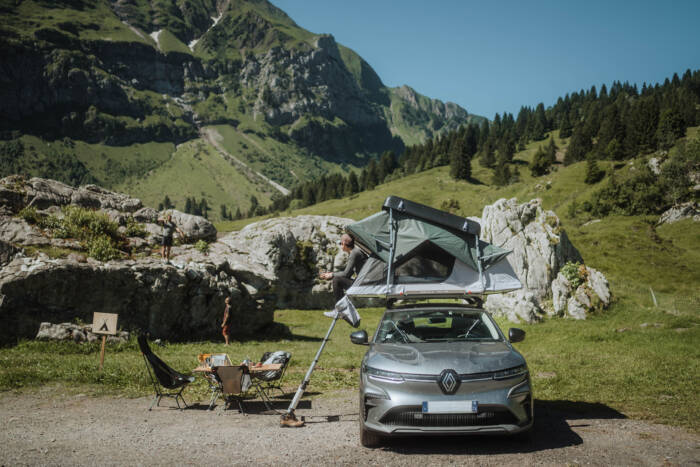 La tente de toit Quechua x NaïtUp dans un beau décors montagneux