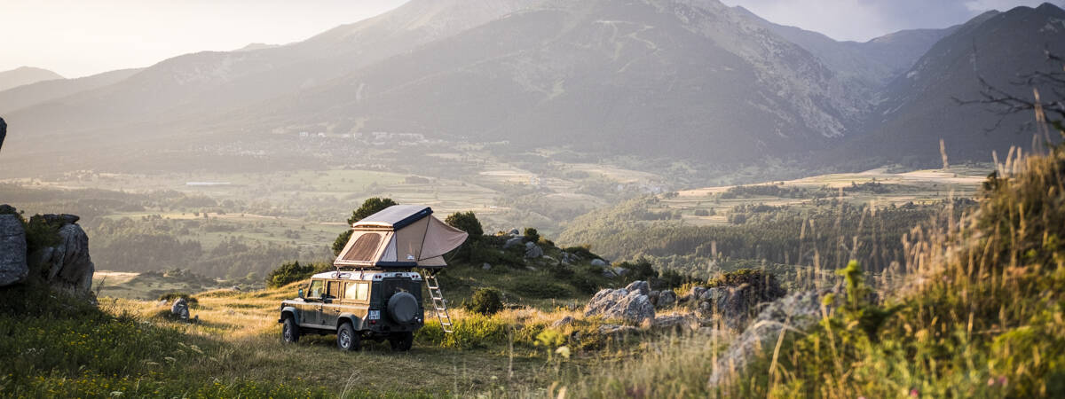 Tente de toit NaïtUp sur un 4x4 dans un paysage magnifique