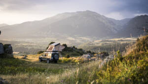 Tente de toit NaïtUp sur un 4x4 dans un paysage magnifique