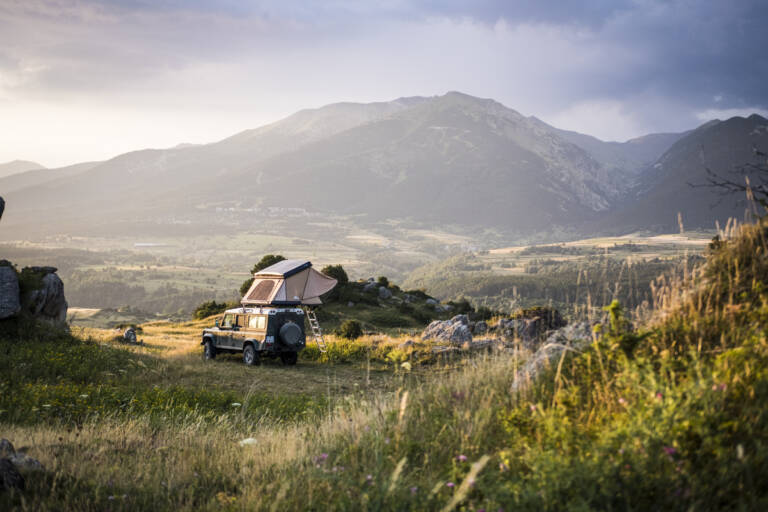 Tente de toit NaïtUp sur un 4x4 dans un paysage magnifique