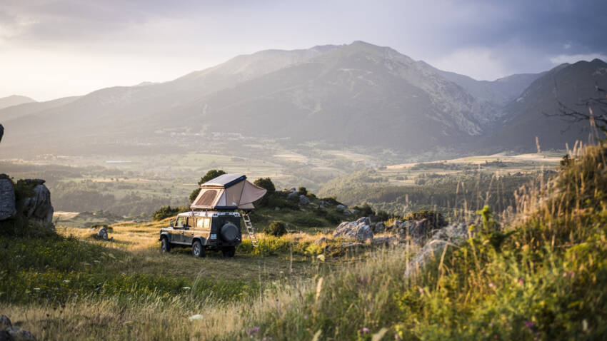 Tente de toit NaïtUp sur un 4x4 dans un paysage magnifique