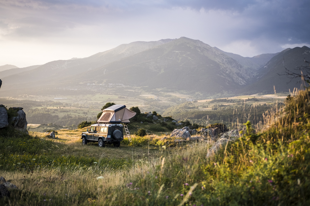 Tente de toit NaïtUp sur un 4x4 dans un paysage magnifique