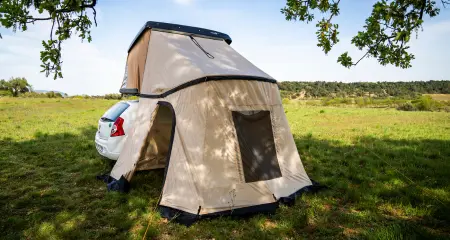 Tente de toit Quatrö Legend NaïtUp, version 4 places toutes saisons avec accessoires premium