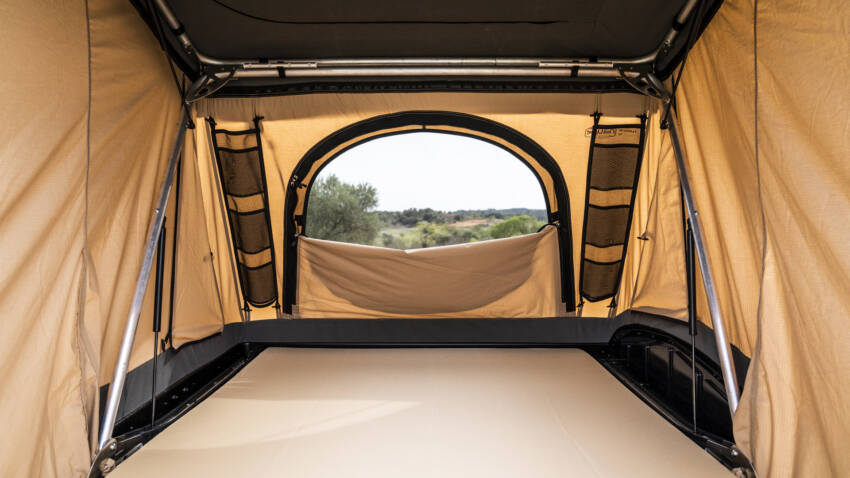 Intérieur de la tente Quatrö avec 2 poches de rangement