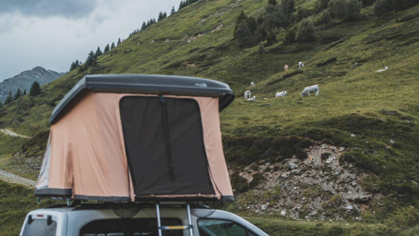 Tente de toit Quatrö Escape NaïtUp ouverte en pleine nature, configuration 4 places pour une famille en bivouac