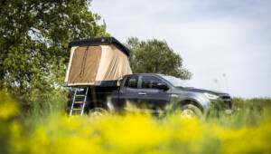 Tente de toit TrïUp Explore montée sur un pickup, installation rapide en moins d’une minute