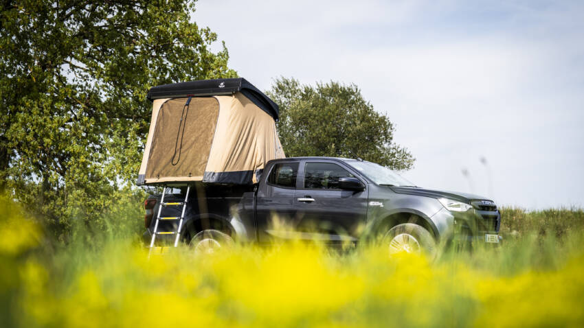 Tente de toit TrïUp Explore montée sur un pickup, installation rapide en moins d’une minute