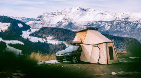 Tente de toit TrïUp Legend NaïtUp en configuration complète, ouverte avec annexe, en pleine nature sur fond de montagnes