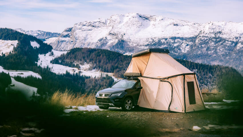 Tente de toit TrïUp Legend NaïtUp en configuration complète, ouverte avec annexe, en pleine nature sur fond de montagnes