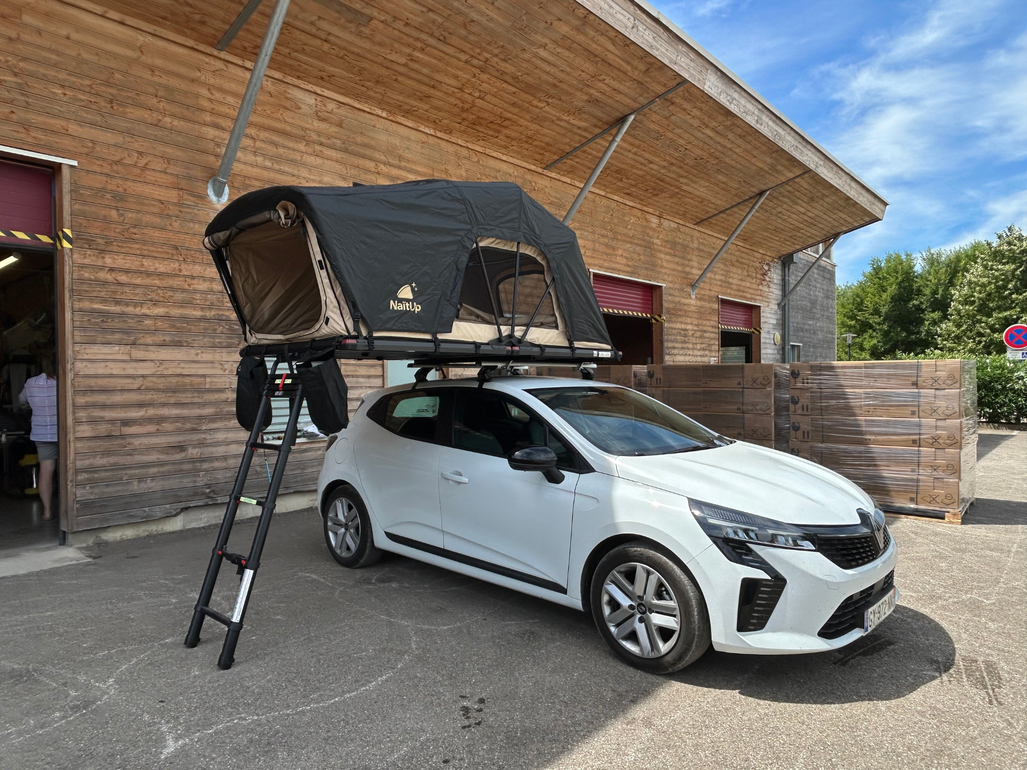 Camisarde 125 vue côté gauche sur le toit d'une clio 4 blanche
