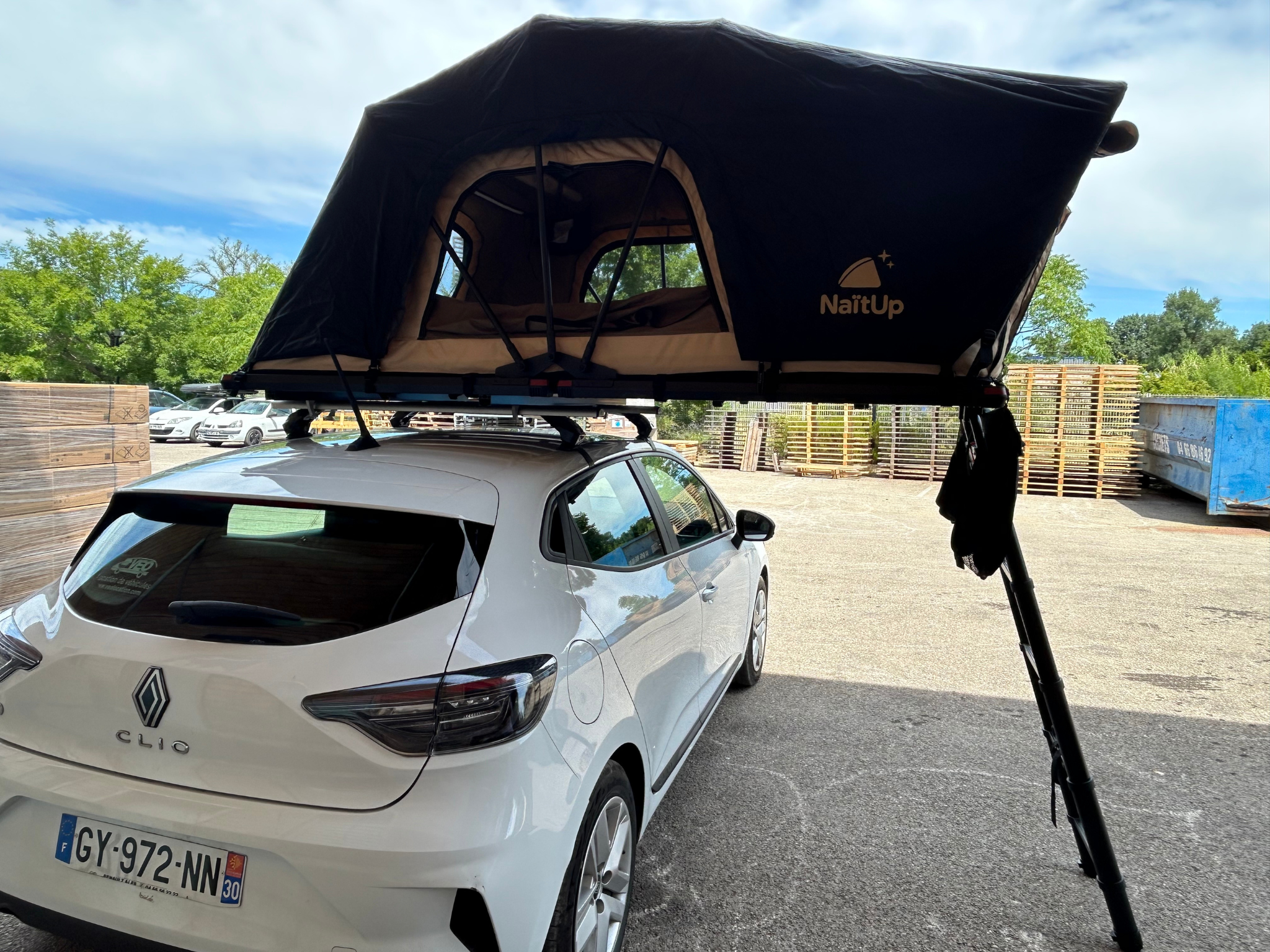 Camisarde 125 vue droit gauche sur le toit d'une clio 4 blanche