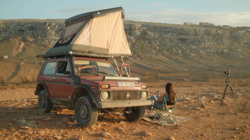 Une triup escape posée sur un 4x4 dans le desert
